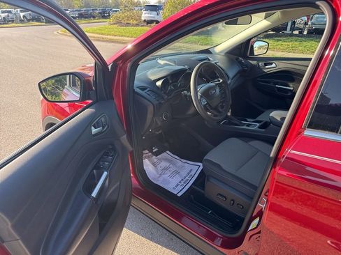 Used 2017 Ford Escape SE w/ Equipment Group 201A image 5