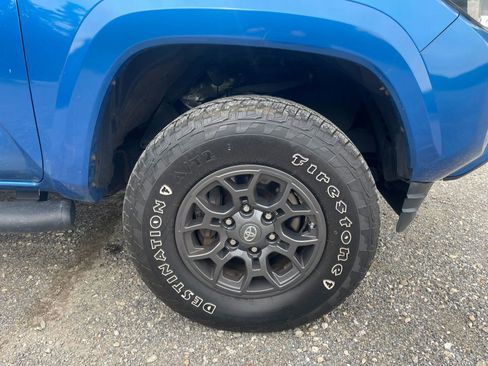 Used 2018 Toyota Tacoma SR5 AWD/4WD image 34