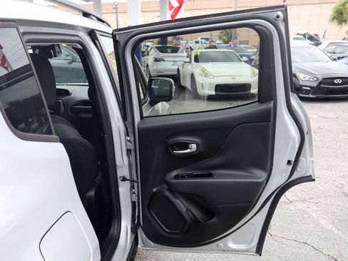 Used 2020 Jeep Renegade Altitude w/ UConnect 8.4 Nav Group FWD image 19