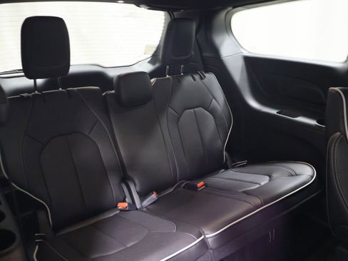 New 2027 Chrysler Pacifica Limited FWD image 14