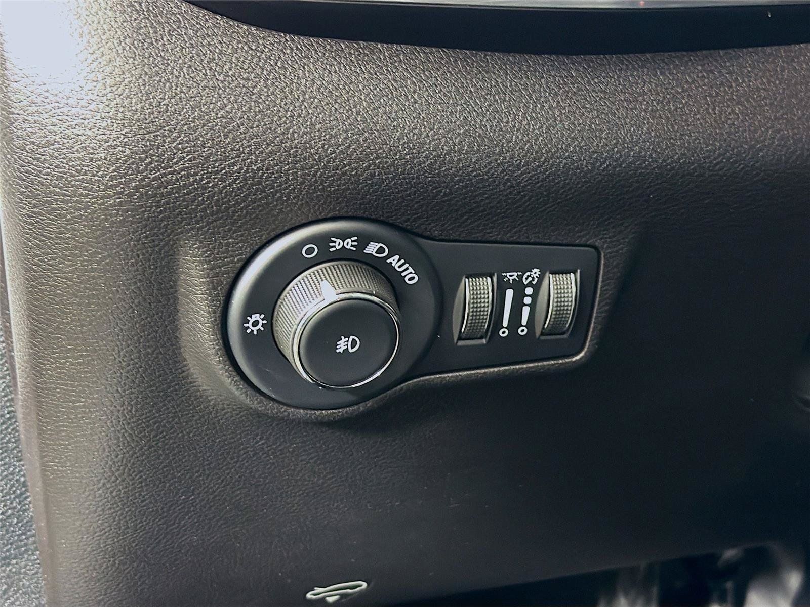 Used 2023 Jeep Compass Limited w/ Elite Group AWD/4WD image 17