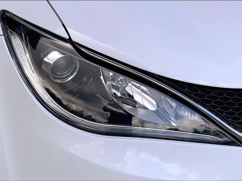 Used 2019 Chrysler Pacifica Limited image 27