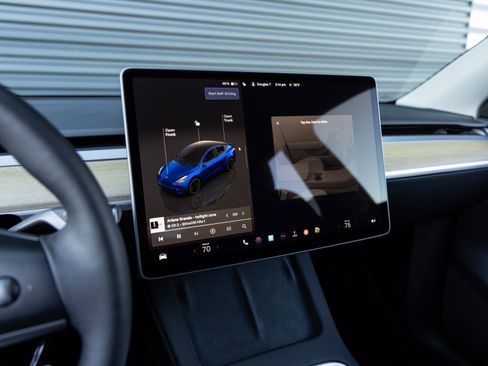 Used 2023 Tesla Model Y Performance image 12