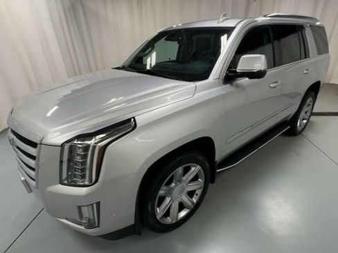 Used 2018 Cadillac Escalade Luxury image 4