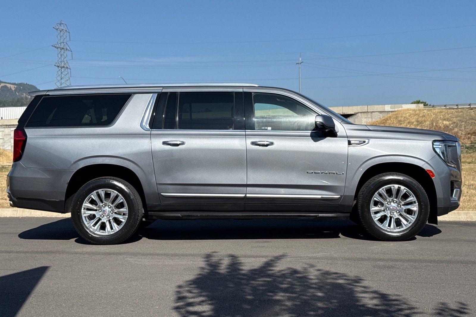 Used 2022 GMC Yukon XL Denali AWD/4WD image 2