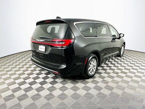 Certified 2024 Chrysler Pacifica Touring-L image 11