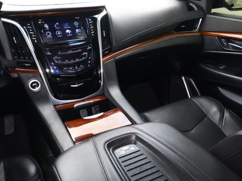 Used 2018 Cadillac Escalade Luxury image 17
