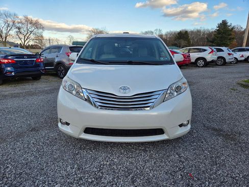 Used 2013 Toyota Sienna Limited w/ Premium Pkg image 2