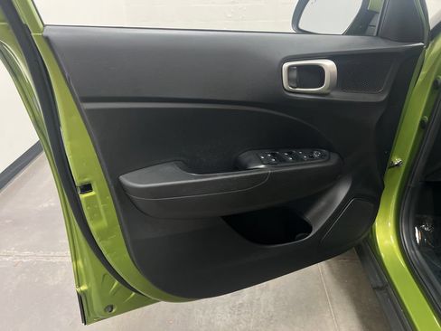 Used 2024 Hyundai Venue SEL FWD image 12