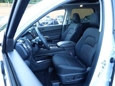 Certified 2025 Nissan Pathfinder SV w/ SV Premium Package FWD image 10