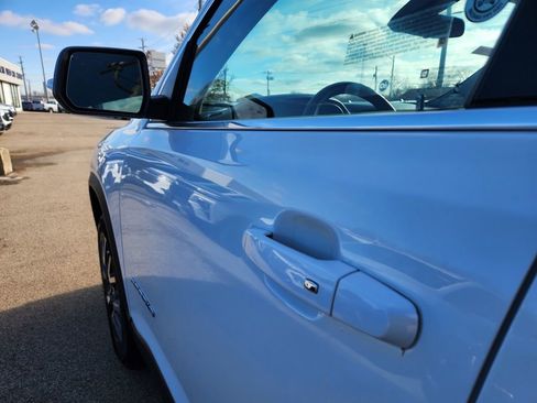 Used 2022 GMC Acadia SLE image 39