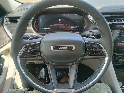 Used 2023 Jeep Grand Cherokee Overland w/ Luxury Tech Group IV AWD/4WD image 28