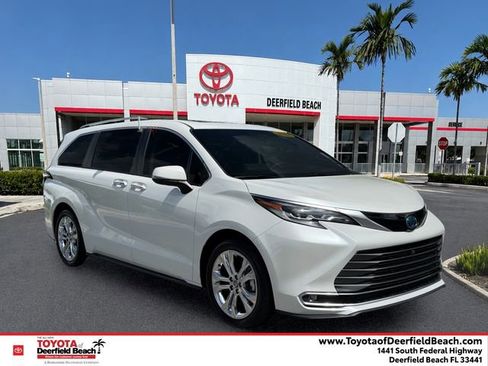 Certified 2022 Toyota Sienna Platinum FWD image 1