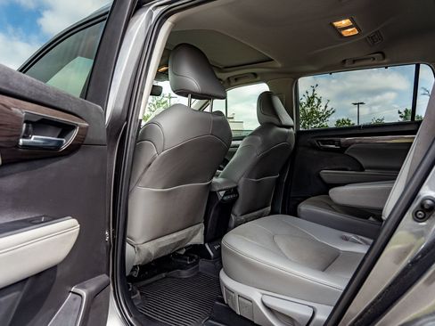 Used 2022 Toyota Highlander Limited FWD image 17