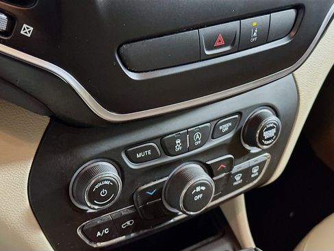 Used 2021 Jeep Cherokee Latitude image 22