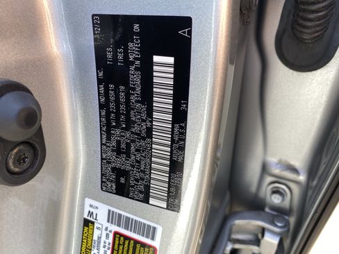 Used 2024 Toyota Highlander XLE FWD image 34
