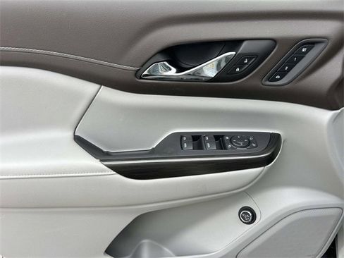 Used 2022 GMC Acadia SLT w/ Technology Package image 32