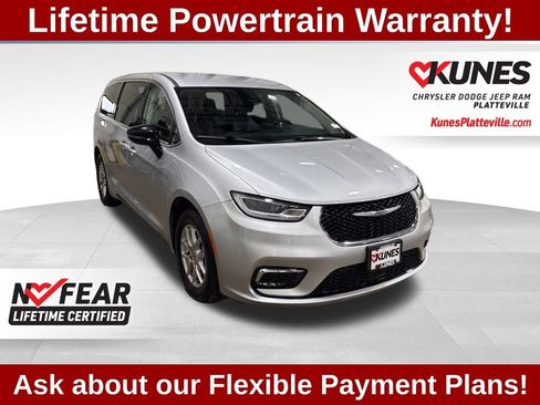 Used 2024 Chrysler Pacifica Touring-L image 3