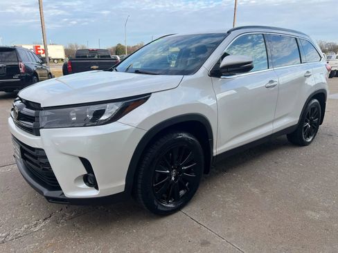 Used 2019 Toyota Highlander SE image 4