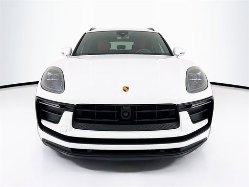 Certified 2025 Porsche Macan image 6