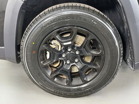 Used 2022 Jeep Cherokee Latitude AWD/4WD image 37