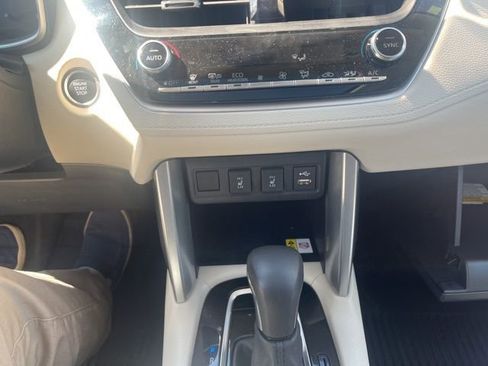 Used 2022 Toyota Corolla Cross XLE w/ Convenience Package image 15