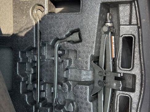 Used 2021 Toyota Camry XLE image 11