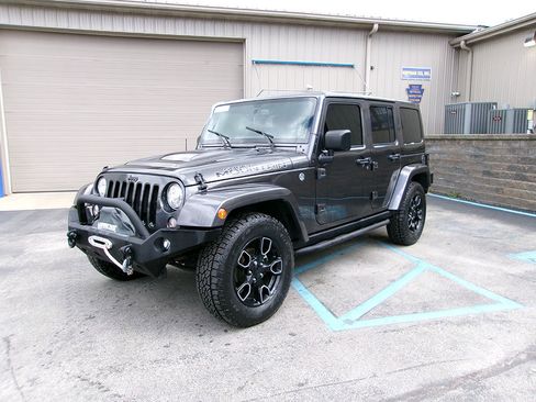 Used 2017 Jeep Wrangler Unlimited Sahara AWD/4WD image 3