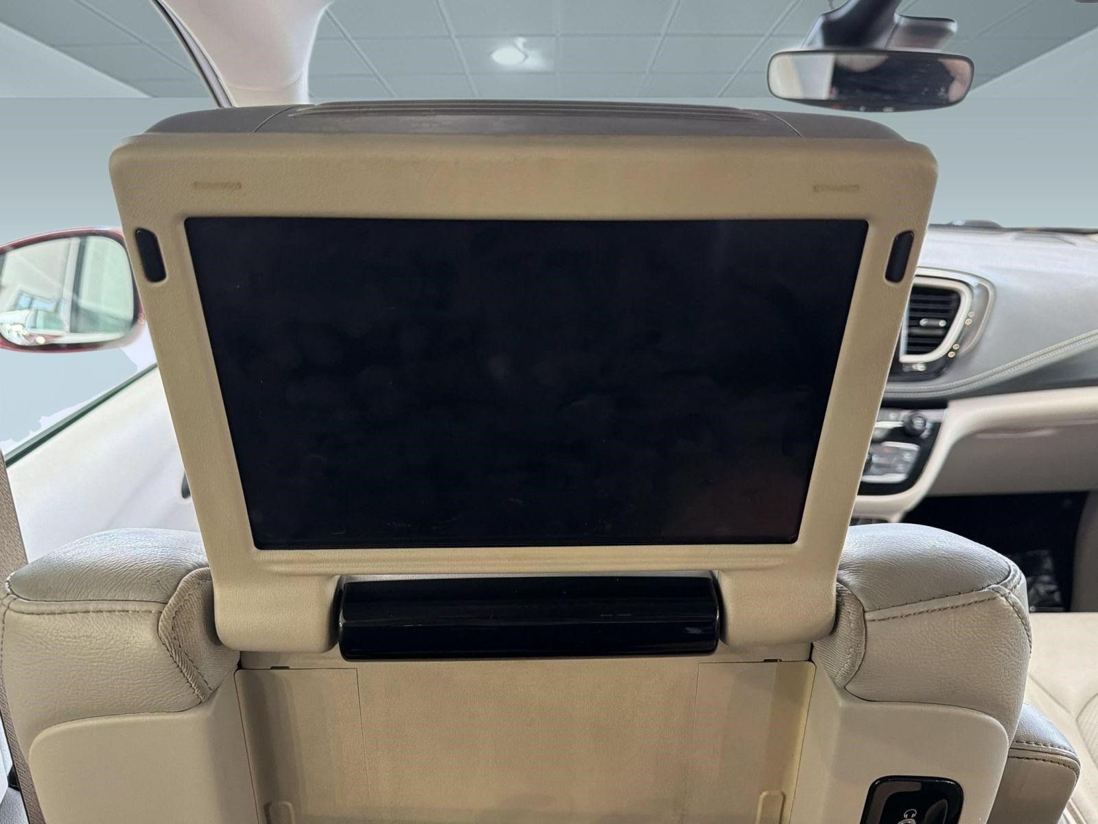 Used 2021 Chrysler Pacifica Touring-L w/ Uconnect Theater Family Group FWD image 23