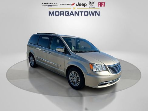 Used 2016 Chrysler Town & Country Touring-L image 3
