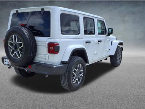 Used 2025 Jeep Wrangler Unlimited Sahara AWD/4WD image 10