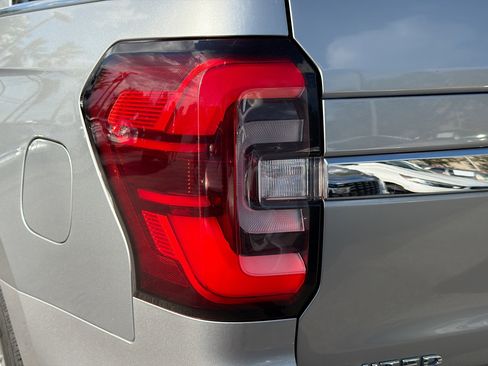 Used 2024 Ford Expedition Limited image 10