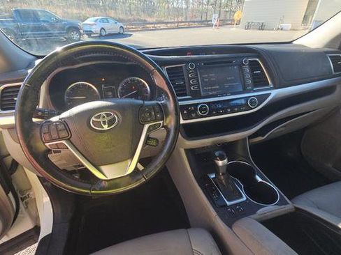 Used 2019 Toyota Highlander XLE image 13
