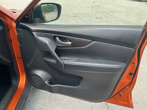 Used 2018 Nissan Rogue SV AWD/4WD image 17