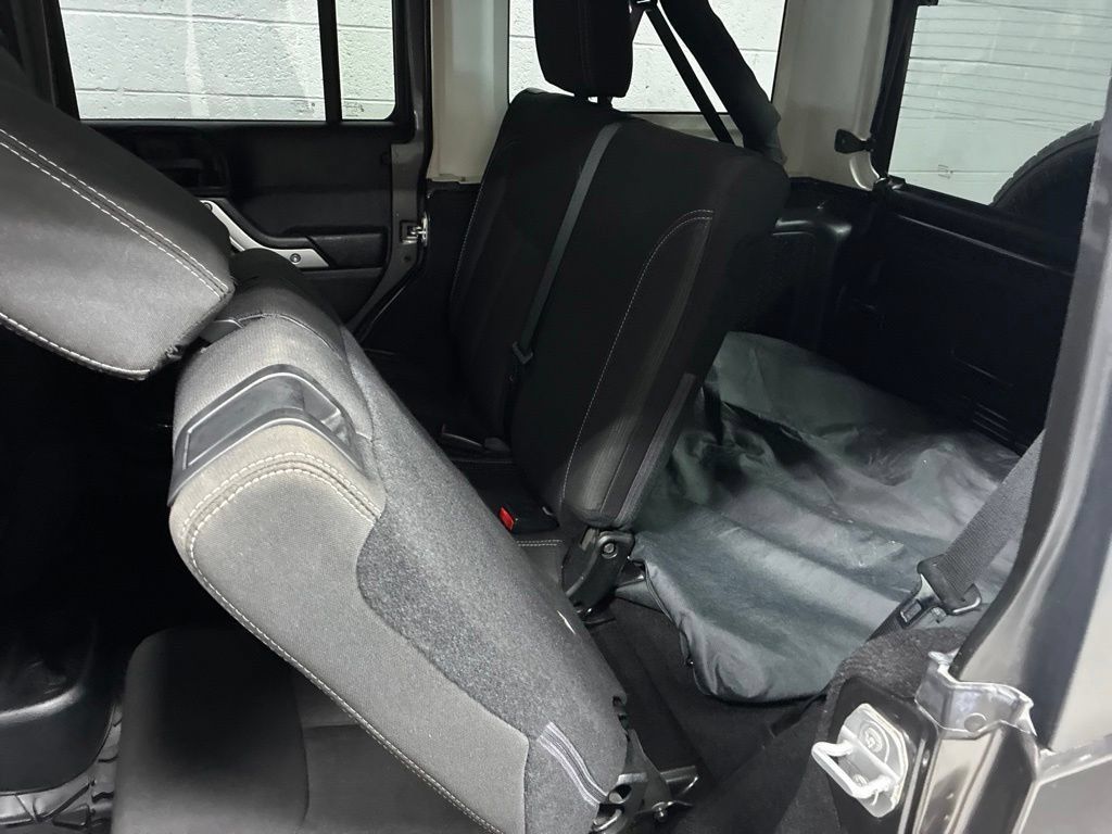 Used 2018 Jeep Wrangler Unlimited Sahara w/ Connectivity Group AWD/4WD image 24
