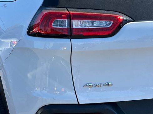 Used 2018 Jeep Cherokee Latitude Plus AWD/4WD image 26