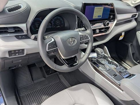 New 2026 Toyota Highlander Platinum image 3