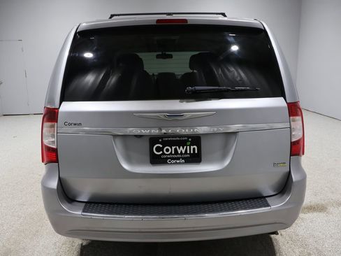 Used 2014 Chrysler Town & Country Touring image 3