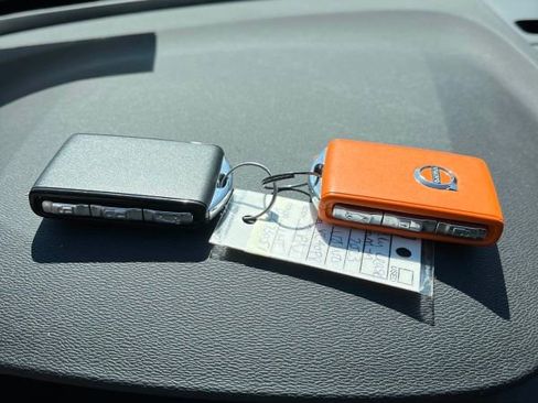 Used 2023 Volvo XC40 Recharge Plus image 9