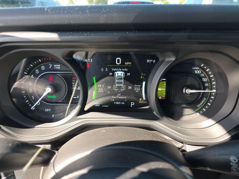 Used 2025 Jeep Wrangler Unlimited Rubicon 4xe w/ Convenience Group AWD/4WD image 3