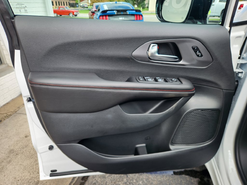 New 2027 Chrysler Pacifica Select FWD image 26