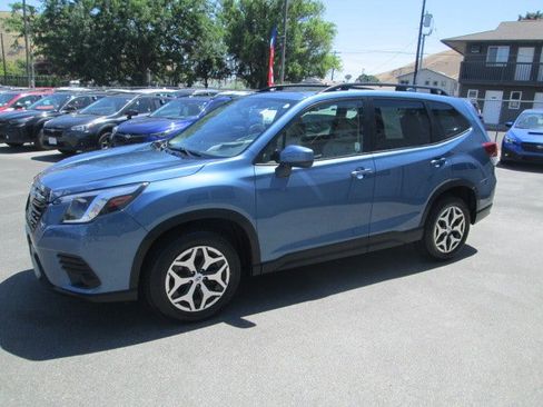 Used 2023 Subaru Forester Premium AWD/4WD image 3