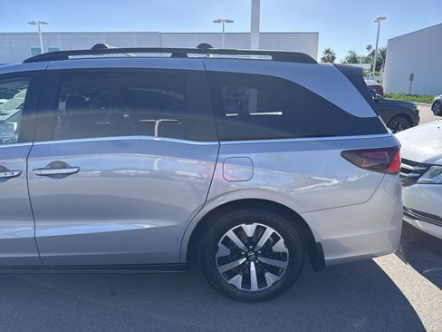 Certified 2025 Honda Odyssey EX-L image 3