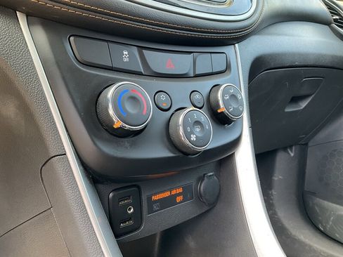 Used 2019 Chevrolet Trax LT w/ LT Convenience Package FWD image 32