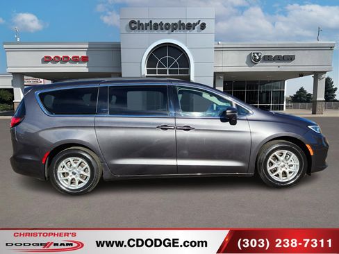 Used 2022 Chrysler Pacifica Touring-L image 2