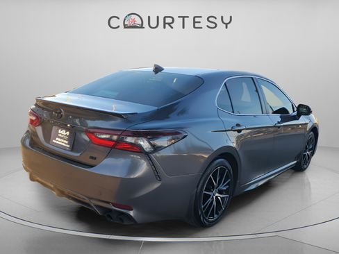 Used 2024 Toyota Camry SE image 3