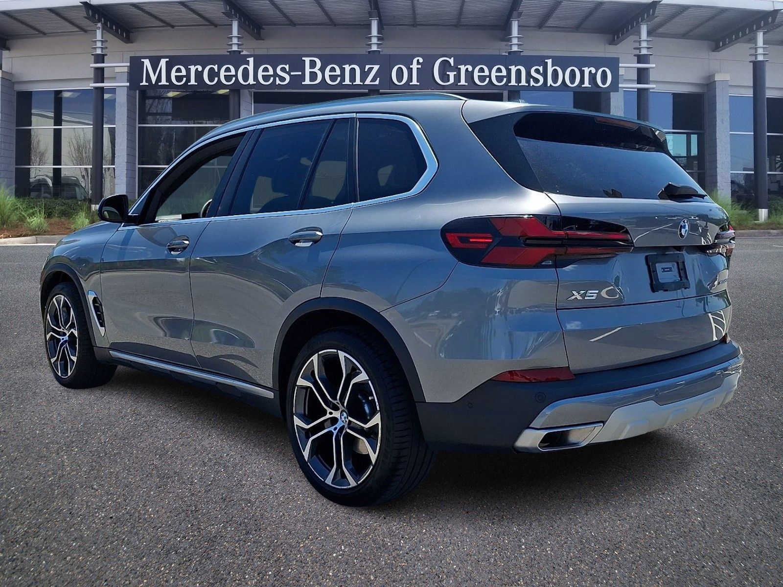 Used 2024 BMW X5 xDrive40i w/ Premium Package AWD/4WD image 4