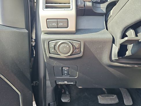Used 2017 Ford F250 Lariat w/ Lariat Value Package AWD/4WD image 30