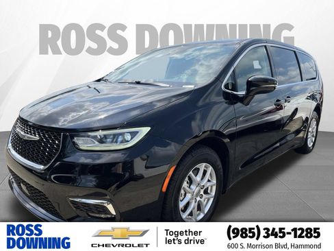 Used 2024 Chrysler Pacifica Touring-L FWD image 1