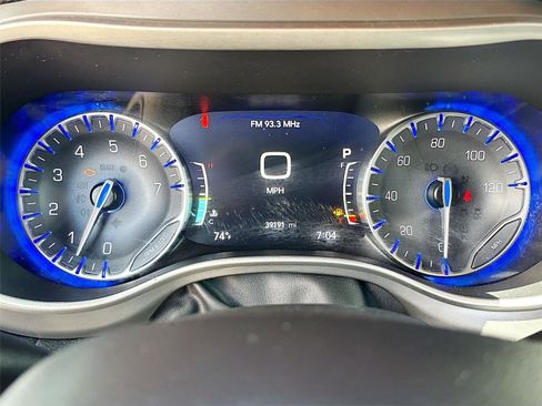Used 2025 Chrysler Pacifica Select FWD image 12
